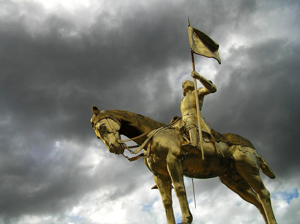 Come mai Giovanna d’Arco viene chiamata “La pulzella di Orléans”?